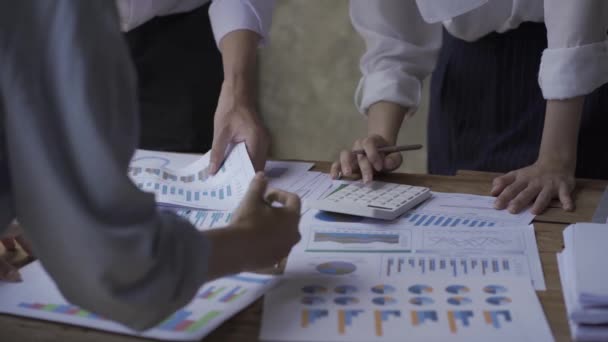 Tým Podnikatelů Studující Statistiky Podnikatelském Grafu Pracující Podnikatelé Kolegové Analyzují — Stock video