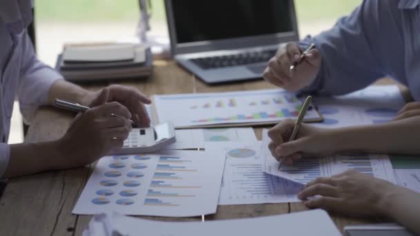 Jovens Empresas Ásia Trabalham Juntas Sessões Brainstorming Projetos Planejar Uma — Vídeo de Stock