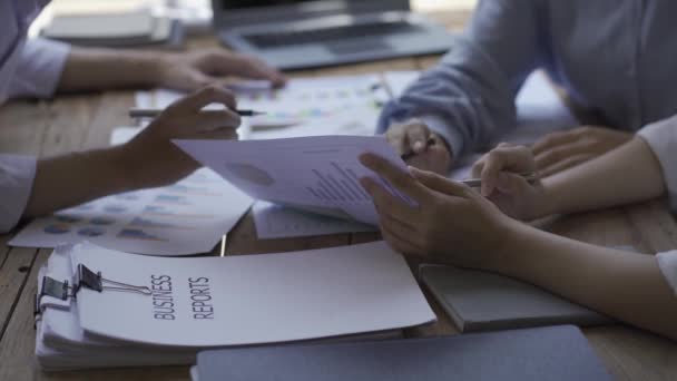 Detailní Záběr Finančního Analytika Plánovacího Týmu Mladých Podnikatelů Kteří Diskutují — Stock video