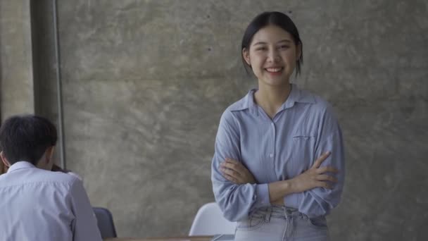 Mulher Asiática Sorrindo Feliz Frente Sua Mesa — Vídeo de Stock