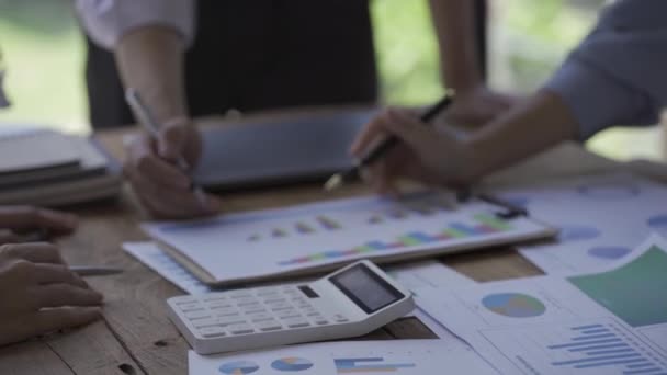 Detailní Záběr Finančního Analytika Plánovacího Týmu Mladých Podnikatelů Kteří Diskutují — Stock video