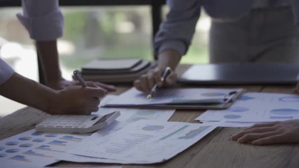 Jovens Empreendedores Reúnem Discutem Novos Projetos Documentos Juntos Analisar Gráfico — Vídeo de Stock