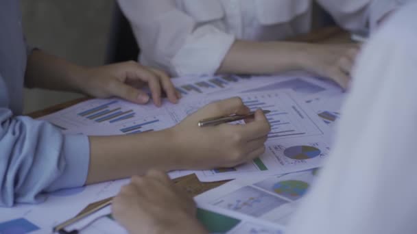 Jóvenes Emprendedores Reúnen Hacen Una Lluvia Ideas Sobre Nuevos Proyectos — Vídeo de stock