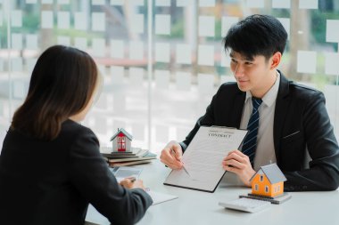 Satış temsilcisi ev satın alma sözleşmesinin şartlarını tartışacak ve müşteriden ev satın alma ve sigorta sözleşmesini imzalaması için belge imzalamasını isteyecek. Gayrimenkul işi fikirleri