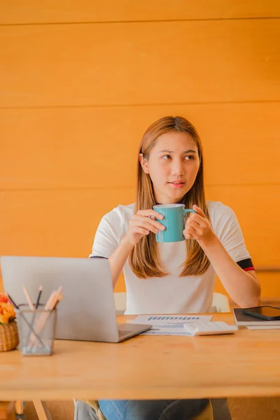 Asian Female Accountant Working Laptop Desk Independent Woman Reading Financial — Stock Photo, Image