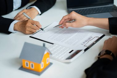 Emlakçılar müşterilere ev ve satın alma sözleşmeleri, gayrimenkul fikirleri, taşınma ya da kiralanan mülkler tanıtırlar..