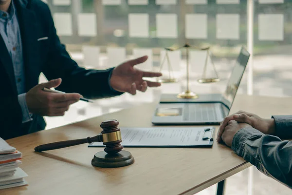 Rechter Mannelijke Advocaat Juridisch Adviseur Van Zakenman Consulting Verschillende Contracten — Stockfoto