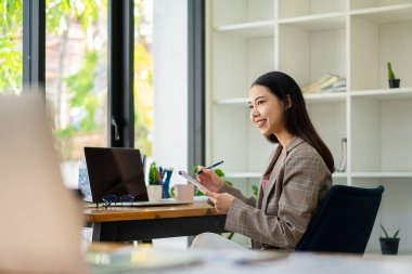 Güzel Asyalı kız bakış açısı başarılı bir dizüstü bilgisayarla kutluyor mutlu bir şekilde ekommerce üniversitesi İnternet teknolojisi okuyor ya da küçük işletme fikirleri başlatıyor