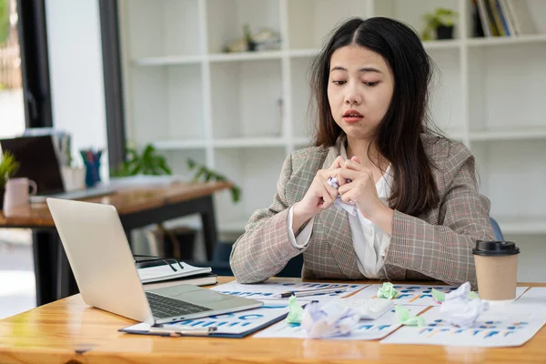 Asian Businesswoman Work Stress Crumples Paper Financial Graph Document Laptop — 스톡 사진