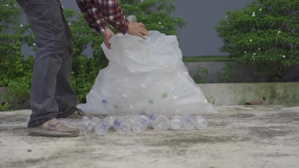 Video Mladého Muže Sbírající Jasné Plastové Láhve Recyklaci Nebo Prodeji — Stock video