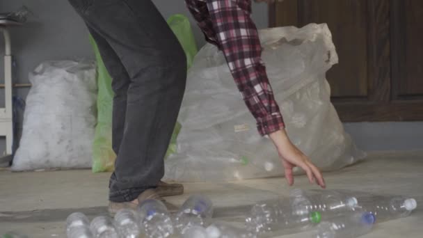 Wideo Młodego Człowieka Zbierającego Przezroczyste Plastikowe Butelki Recyklingu Lub Sprzedaży — Wideo stockowe