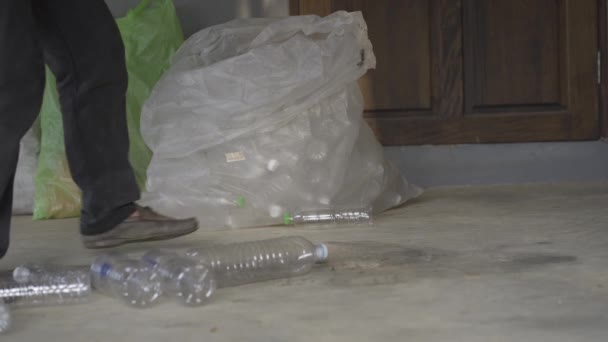 Video Mladého Muže Sbírající Jasné Plastové Láhve Recyklaci Nebo Prodeji — Stock video