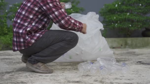 Video Joven Recogiendo Botellas Plástico Transparente Para Reciclar Vender Como — Vídeos de Stock