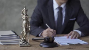 Mahkeme salonundaki yargıç suçlunun kararını okur ve çekice vurur. Duruşmanın başında ya da sonunda kararı açıklayın. Mahkeme ve hakimler sert tahtaları çekiçleyecektir..