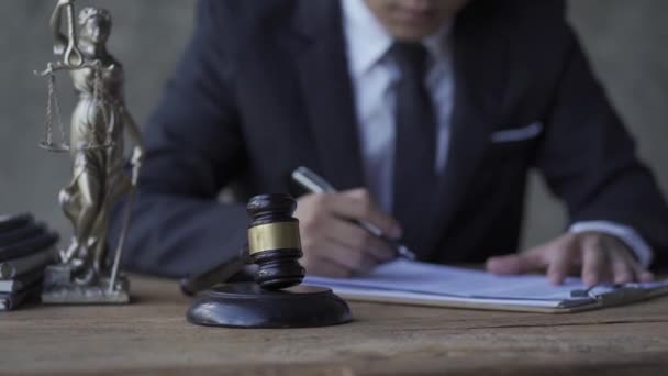 Juez Corte Lee Veredicto Ofensor Firma Contrato Para Anunciar Veredicto — Vídeos de Stock
