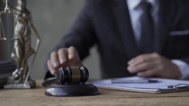 Bíró Megütötte Kalapácsot Hogy Bejelentse Ítéletet Tárgyalás Kezdete Vagy Vége — Stock videók