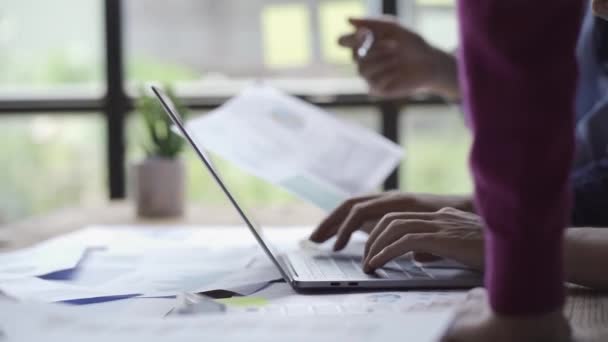 Empresa Startup Jóvenes Asiáticos Reunión Informes Financieros Cuadernos Gráfico Computadoras — Vídeo de stock