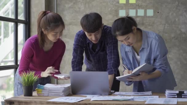 亚洲的年轻企业家们一起为头脑风暴项目工作 作为一个团队一起工作计划一个策略或想法 在一个小的初创公司的办公室里的同事之间进行合作 — 图库视频影像