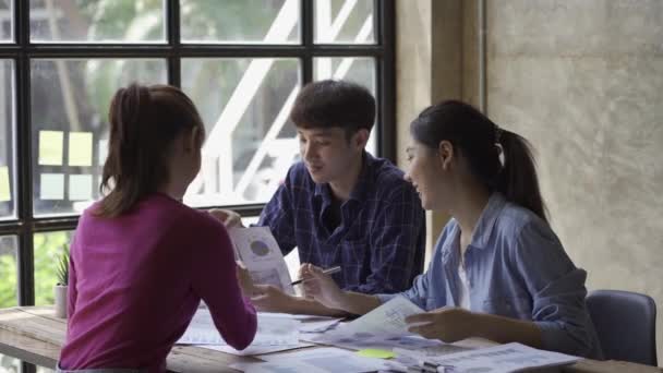 Junge Unternehmer Asien Arbeiten Gemeinsam Brainstormingprojekten Gemeinsam Als Team Eine — Stockvideo