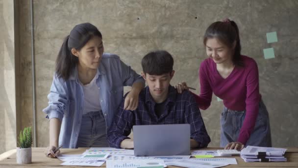 アジアの小規模スタートアップと若い起業家が協力してプロジェクトをブレーンストーミングします チームで協力して作戦を練るかオフィスの同僚と協力するか — ストック動画