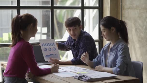 Pequeñas Empresas Emergentes Jóvenes Emprendedores Asia Trabajan Juntos Para Hacer — Vídeos de Stock