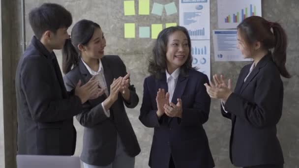 Führungskräfte Applaudieren Bei Geschäftstreffen Fröhliche Unternehmensgruppe Applaudiert Lächelnden Kolleginnen Nach — Stockvideo
