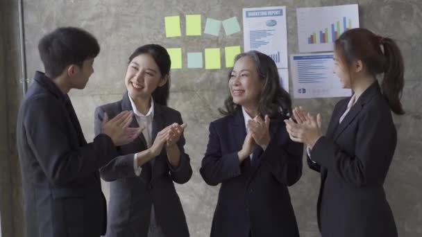 Führungskräfte Applaudieren Bei Geschäftstreffen Fröhliche Unternehmensgruppe Applaudiert Lächelnden Kolleginnen Nach — Stockvideo