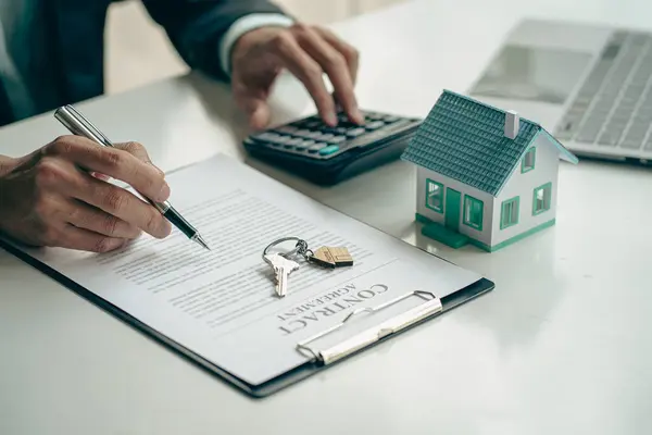 Ein Immobilienmakler Oder Bankangestellter Erklärt Dem Kunden Mit Einem Hauskaufvertrag — Stockfoto