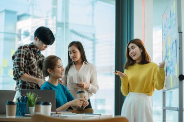 Bir grup Asyalı genç iş adamı yeni bir başlangıç projesinin sunumuyla ilgili konuşacak, konuşacak ve tartışacaklar. Toplantıda pazarlama ve yatırım planlarının analizi
