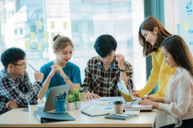 Bir grup Asyalı genç iş adamı yeni bir başlangıç projesinin sunumuyla ilgili konuşacak, konuşacak ve tartışacaklar. Toplantıda pazarlama ve yatırım planlarının analizi