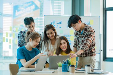 Bir grup Asyalı genç iş adamı yeni bir başlangıç projesinin sunumuyla ilgili konuşacak, konuşacak ve tartışacaklar. Toplantıda pazarlama ve yatırım planlarının analizi