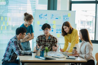 Bir grup Asyalı genç iş adamı yeni bir başlangıç projesinin sunumuyla ilgili konuşacak, konuşacak ve tartışacaklar. Toplantıda pazarlama ve yatırım planlarının analizi