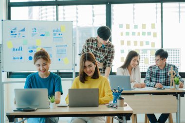 Bir grup Asyalı genç iş adamı yeni bir başlangıç projesinin sunumuyla ilgili konuşacak, konuşacak ve tartışacaklar. Toplantıda pazarlama ve yatırım planlarının analizi