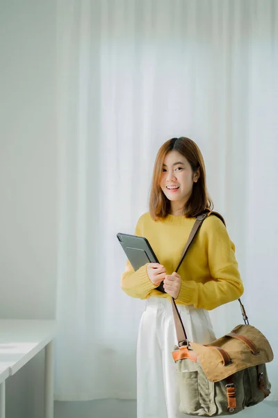 Portrait Une Étudiante Asiatique Chemise Jaune Debout Avec Une Tablette — Photo