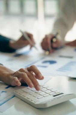 Kalem tutan iki iş adamının elleri. Haritaları, mali grafikleri ve muhasebe belgelerini inceliyorlar. Gösterilen bilgi planlama stratejisini hesaplar. Dikey Fotoğraf İş Başarı Süreci