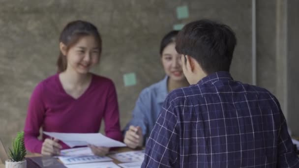 Młode Zespoły Finansujące Przedsiębiorstwa Azji Pracują Razem Nad Burzą Mózgów — Wideo stockowe
