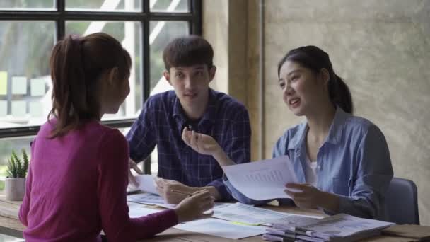 Junge Unternehmensfinanzierungsteams Asien Arbeiten Beim Brainstorming Und Der Analyse Von — Stockvideo