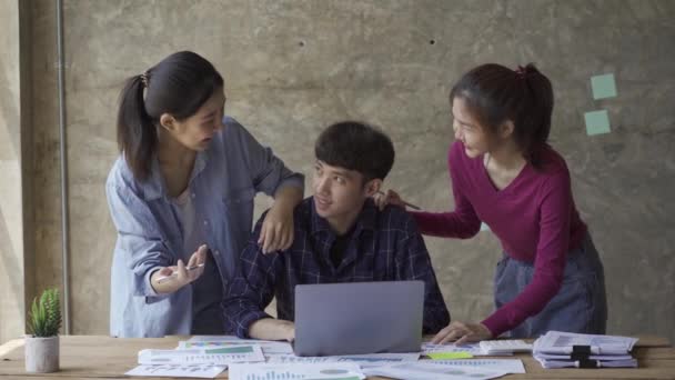 アジアの若いビジネスファイナンスチームは 財務チャートのブレインストーミングと分析に協力しています 小規模スタートアップやオフィス連携のための戦略を立案するチームとして協力する — ストック動画