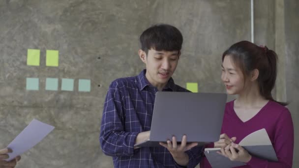 Junge Unternehmensfinanzierungsteams Asien Arbeiten Projekt Brainstorming Sessions Zusammen Gemeinsam Team — Stockvideo