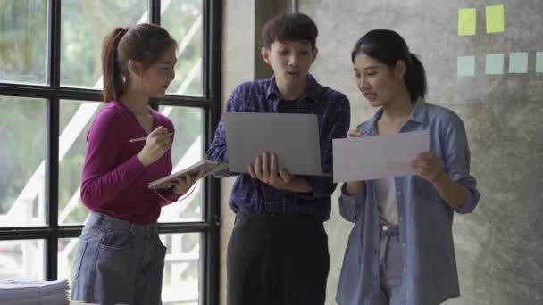 在亚洲 年轻的商业金融团队一起参加项目集思广益会 作为一个团队 与办公室的同事一起制定一个小创业公司的战略 — 图库视频影像