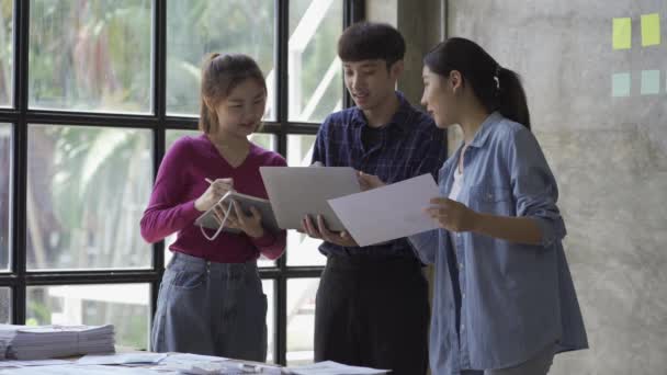 Junge Unternehmensfinanzierungsteams Asien Arbeiten Projekt Brainstorming Sessions Zusammen Gemeinsam Team — Stockvideo