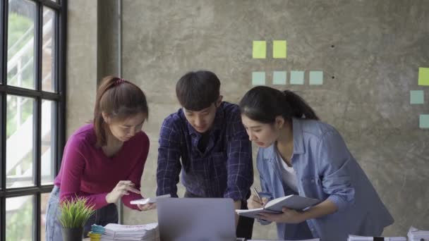 Young Business Finance Teams Asia Work Together Project Brainstorming Sessions — Stock Video