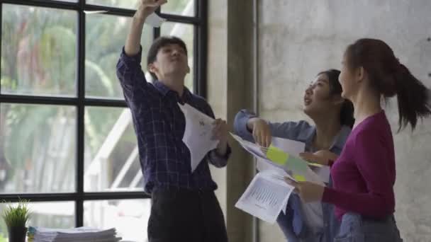 Jóvenes Hombres Mujeres Asiáticos Sonríen Alegremente Lanzando Papeles Aire Para — Vídeos de Stock