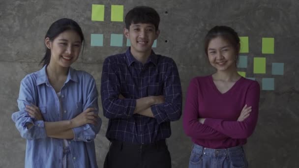 Unga Business Finance Team Asien Arbetar Tillsammans Med Att Brainstorma — Stockvideo