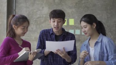 Asya 'daki genç finans ekipleri beyin fırtınası yapmak ve finansal haritaları analiz etmek için birlikte çalışıyorlar. Küçük Girişim veya Ofis İşbirliği Fikirleri için bir strateji planlamak için takım olarak çalışın