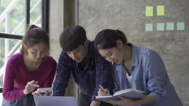 Jóvenes Equipos Finanzas Empresariales Asia Trabajan Juntos Lluvia Ideas Análisis — Vídeos de Stock