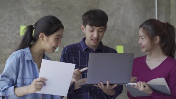 Jonge Business Finance Teams Azië Werken Samen Bij Het Brainstormen — Stockvideo