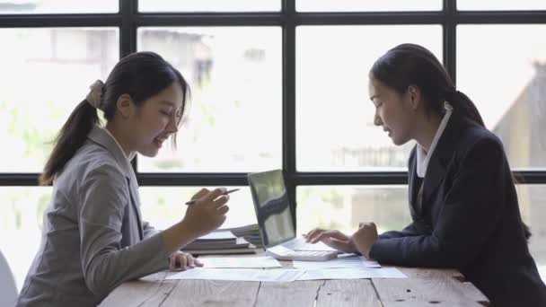 Dos Hermosas Mujeres Negocios Asiáticas Discuten Ideas Intercambio Presentan Analizan — Vídeos de Stock