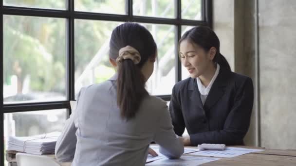 Дві Красиві Азійські Ділові Жінки Обговорюють Ідеї Обміну Теперішні Аналізують — стокове відео