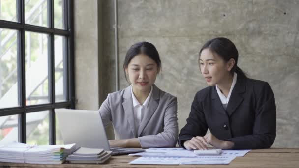 Duas Mulheres Negócios Asiáticas Bonitas Discutir Ideias Exchange Presente Analisar — Vídeo de Stock